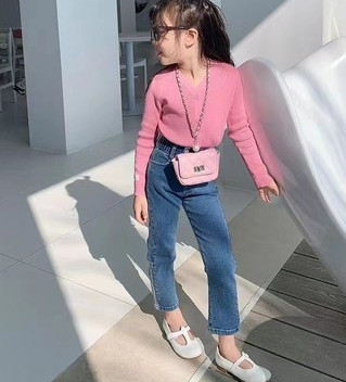 女童韩版牛仔裤2022春秋装新款女宝宝秋装爱心修身直筒长裤潮